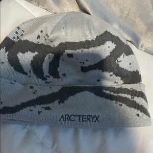 Arc'teryx Light Gray and Dark Gray Patterned Knit Beanie